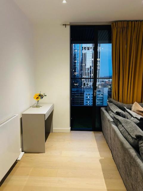 شقة Luxury High Rise 2-Bed With Lovely View In Canary Wharf لندن المظهر الخارجي الصورة